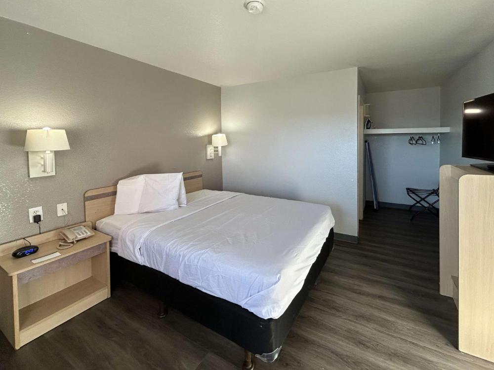 Queen Room - Disability Access - Non-Smoking interior